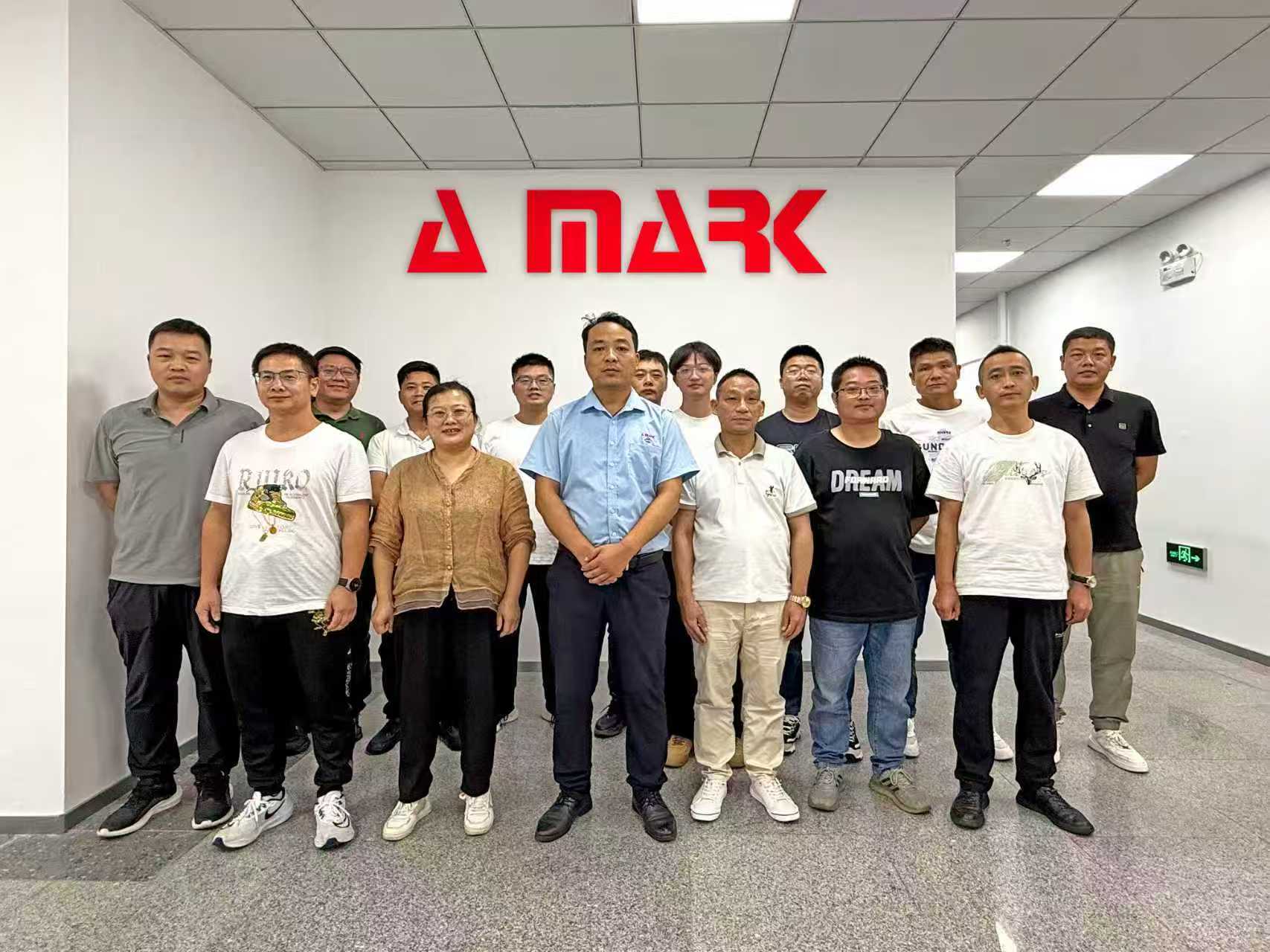 ▲ 鄭師傅（后排右二）在上海參加焊接技術(shù)主管系統(tǒng)學(xué)習(xí)及考試